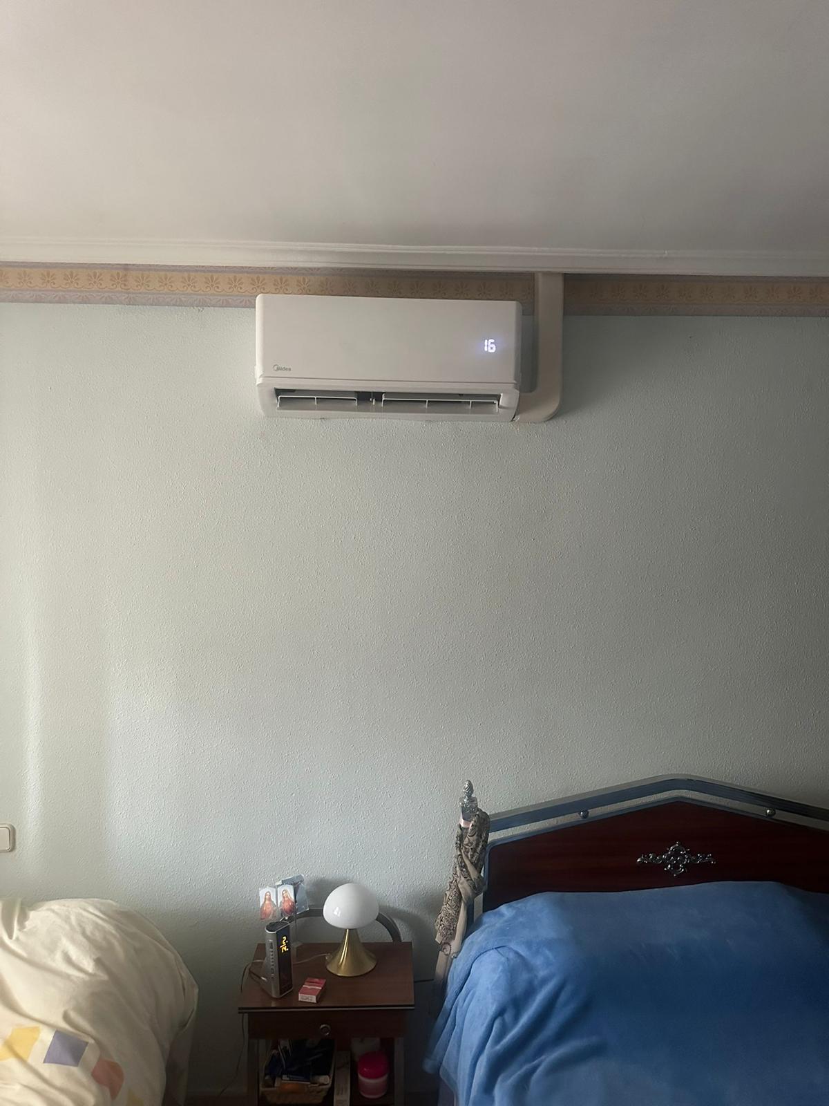 Unidad interior Midea en dormitorio